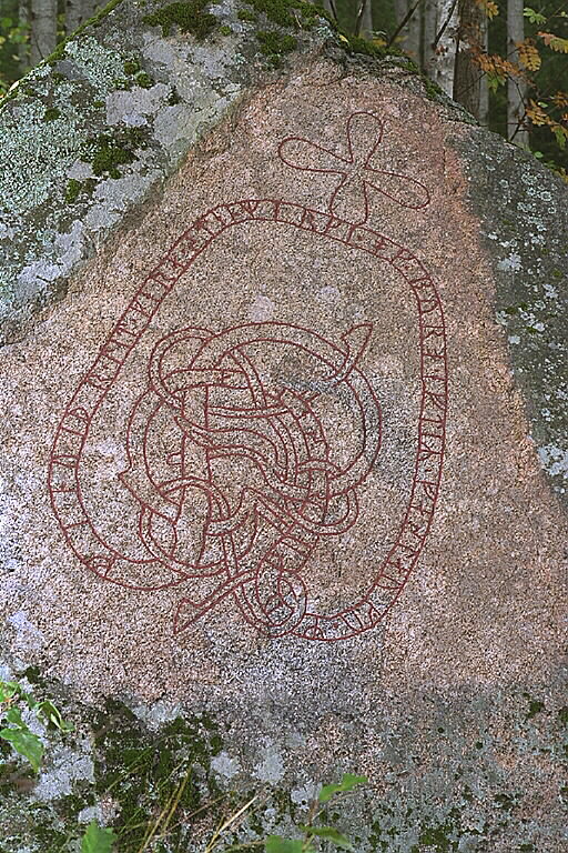 Runes written on jordfast stenblock. Date: V